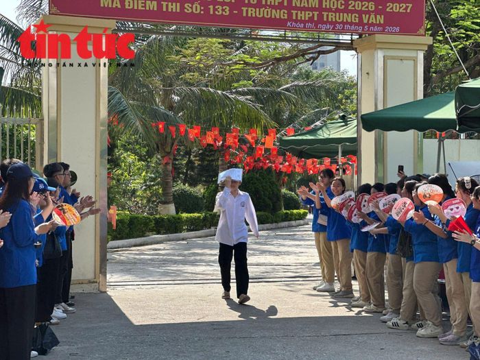 Dưới cái nắng gắt, rất nhiều tình nguyện viên động viên thí sinh.