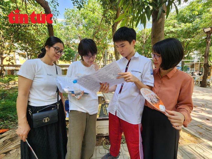 Các em trao đổi về đề thi.