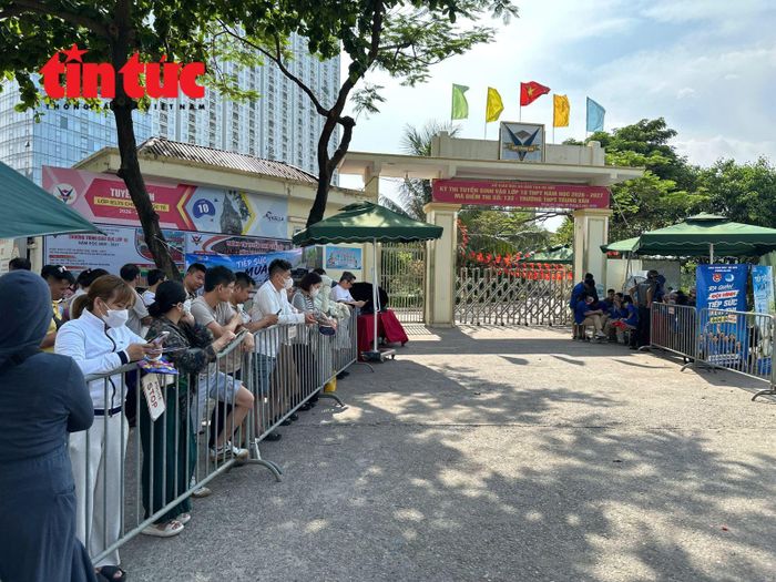 Trước đó, tại điểm thi THPT Trung Văn nhiều phụ huynh đứng đợi con bên ngoài điểm thi.