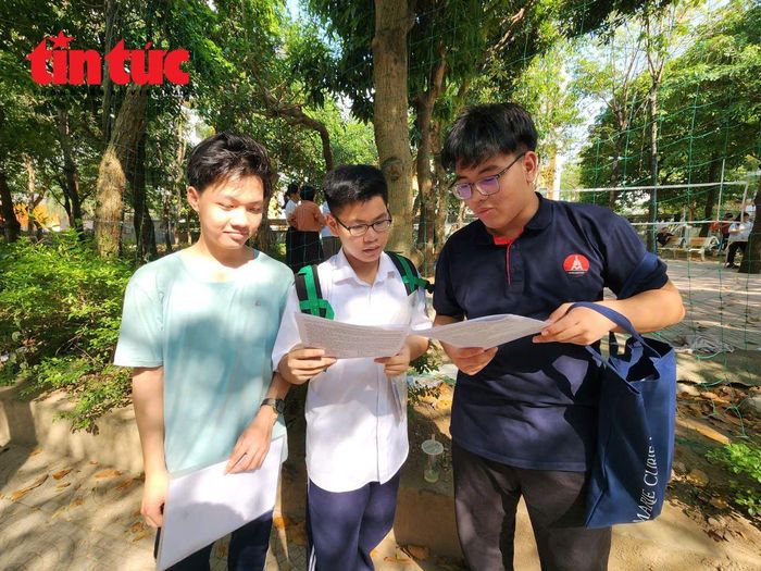 Đề thi được nhiều thí sinh đánh giá bám sát chương trình học, kiến thức quen thuộc.