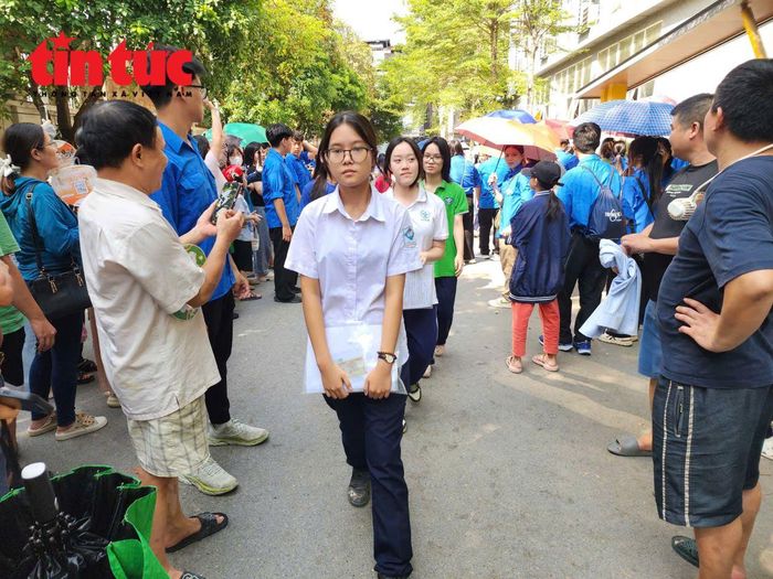Thí sinh rời điểm thi THCS Thanh Xuân Trung.