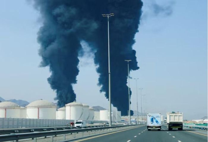 Khói bốc lên tại cơ sở dầu mỏ Fujairah, UAE, sau vụ tấn công bằng thiết bị bay không người lái hoặc hệ thống phòng không. Ảnh: Reuters/TTXVN