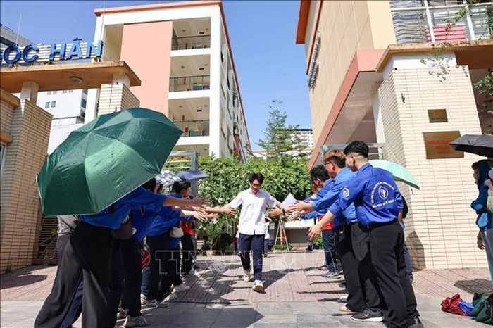 Thí sinh tự tin, phấn khởi hoàn thành ngày thi đầu tiên tại điểm thi Trường THCS Lê Ngọc Hân. Ảnh minh họa: Thanh Tùng/TTXVN