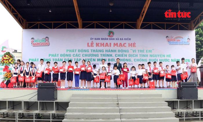 Lãnh đạo xã Bà Điểm tặng quà đến học sinh.