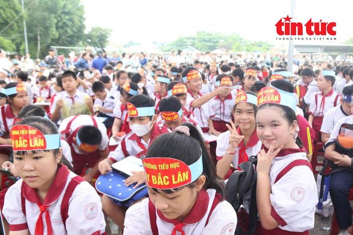 Thiếu nhi, học sinh xã Bà Điểm tham gia lễ khai mạc hè.