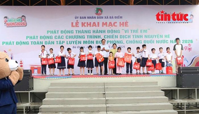 Trao tặng 200 phần quà cho các em nhỏ có hoàn cảnh khó khăn ở địa phương.
