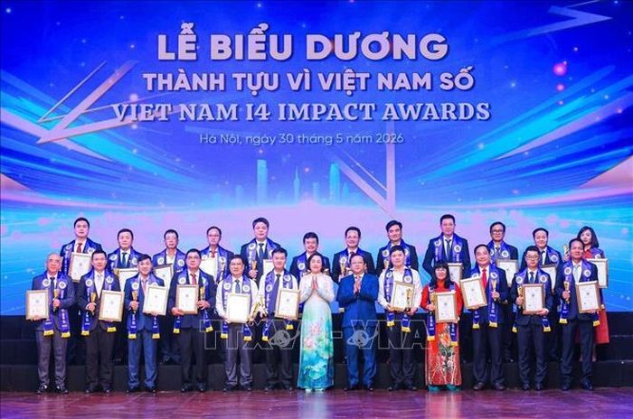Phó Chủ tịch Quốc hội Nguyễn Thị Thanh và Phó Trưởng Ban Ban Chính sách, Chiến lược Trung ương Nguyễn Đức Hiển trao Giấy chứng nhận và biểu trưng về thành tích về tổ chức triển khai KHCN, ĐMST và Chuyển đổi số cho đại diện các tỉnh thành phố, lãnh đạo các tập đoàn, Tổng công ty, doanh nghiệp. Ảnh: Hoàng Hiếu/TTXVN