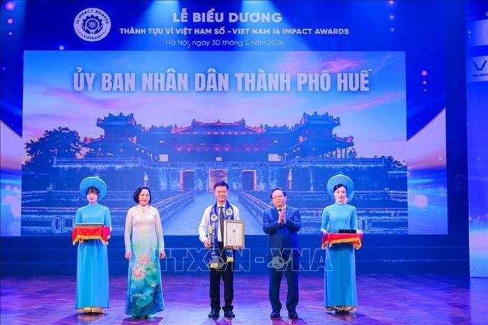Phó Chủ tịch Quốc hội Nguyễn Thị Thanh và Phó Trưởng Ban Ban Chính sách, Chiến lược Trung ương Nguyễn Đức Hiển trao Giấy chứng nhận và biểu trưng về thành tích về tổ chức triển khai KHCN, ĐMST và Chuyển đổi số cho đại diện các tỉnh thành phố. Ảnh: Hoàng Hiếu/TTXVN