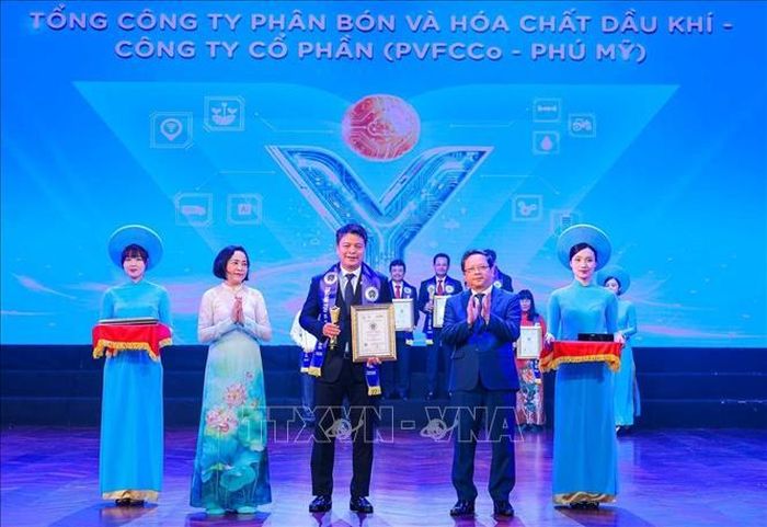 Phó Chủ tịch Quốc hội Nguyễn Thị Thanh và Phó Trưởng Ban Ban Chính sách, Chiến lược Trung ương Nguyễn Đức Hiển trao Giấy chứng nhận và biểu trưng về thành tích về tổ chức triển khai KHCN, ĐMST và Chuyển đổi số cho đại diện doanh nghiệp.