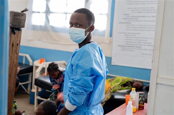 Nhân viên y tế điều trị cho bệnh nhân Ebola tại bệnh viện ở Rwampara, CHDC Congo. Ảnh: THX/TTXVN