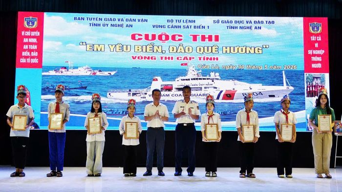 Ban Tổ chức trao giải cho các em học sinh đạt thành tích xuất sắc. Ảnh: Văn Thiệu