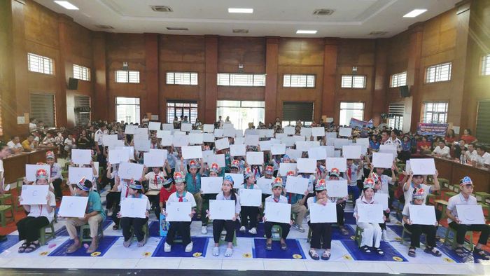 100 học sinh xuất sắc tham gia tranh tài tại vòng chung kế cuộc thi cấp tỉnh. Ảnh: Văn Thiệu