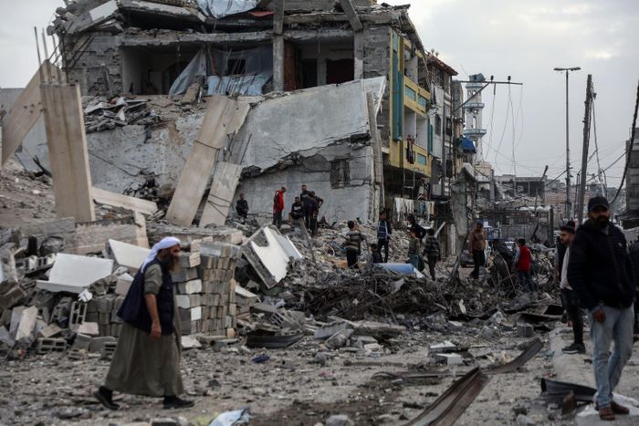 Tòa nhà tại phía Đông Nam thành phố Gaza bị phá hủy sau cuộc không kích của Israel. Ảnh: THX/TTXVN