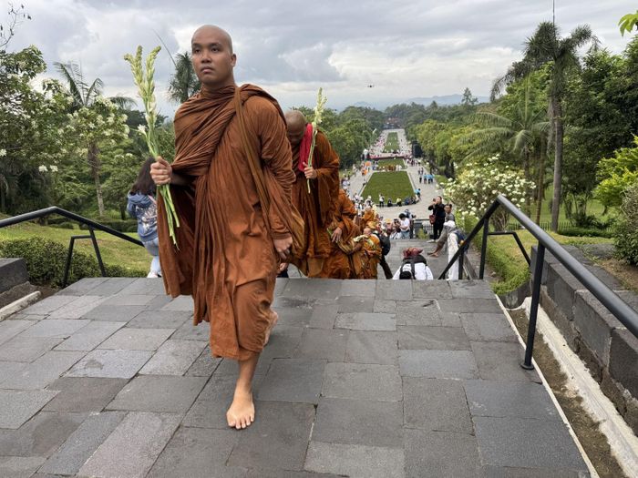 Các nhà sư bộ hành lên tầng cao nhất của đền Borobudur. Ảnh: Minh Thái