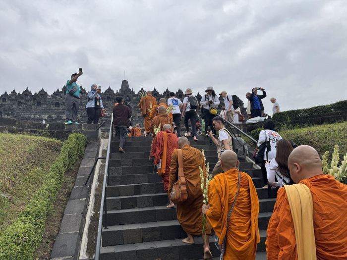 Các nhà sư bộ hành lên tầng cao nhất của đền Borobudur. Ảnh: Minh Thái
