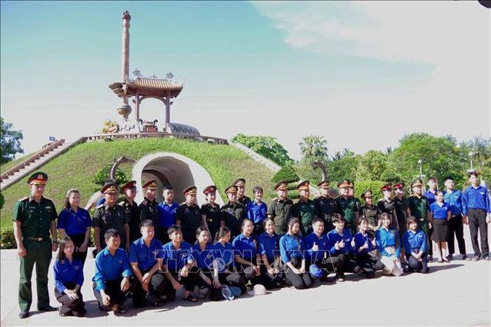 Các đại biểu chụp ảnh lưu niệm tại Khu di tích quốc gia đặc biệt Thành Cổ Quảng Trị. Ảnh: TTXVN phát