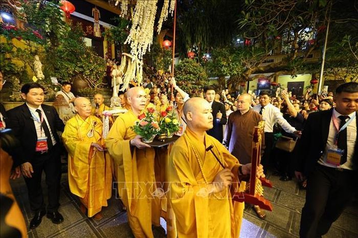 Lễ rước Xá Lợi Phật và xe hoa cầu nguyện Quốc thái dân an trên các tuyến phố.
