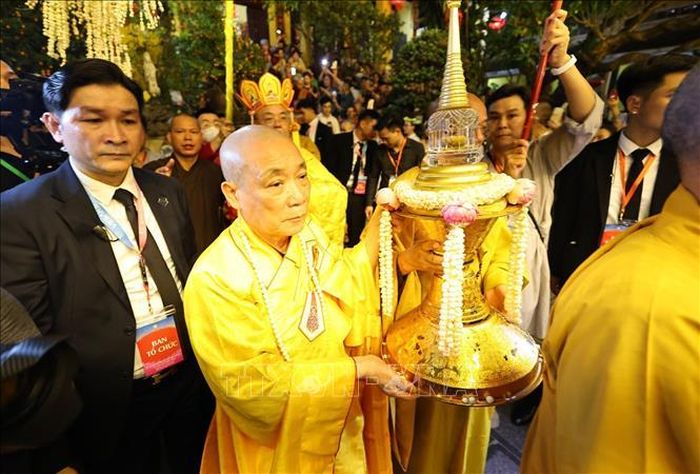 Đoàn cung rước Xá Lợi Phật đi qua các tuyến phố trung tâm thu hút đông đảo công chúng thành kính chiêm bái.