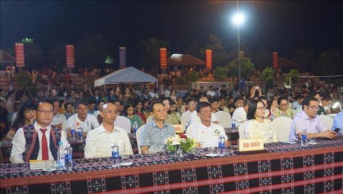Đại biểu và nhân dân tham gia Ngày hội.