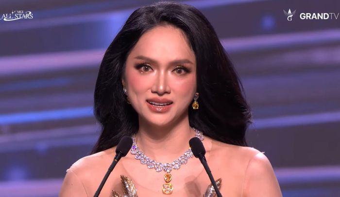 Hương Giang đầy tự tin trong phần trả lời câu hỏi của Ban giám khảo dành cho Top 5. Ảnh: Grand TV
