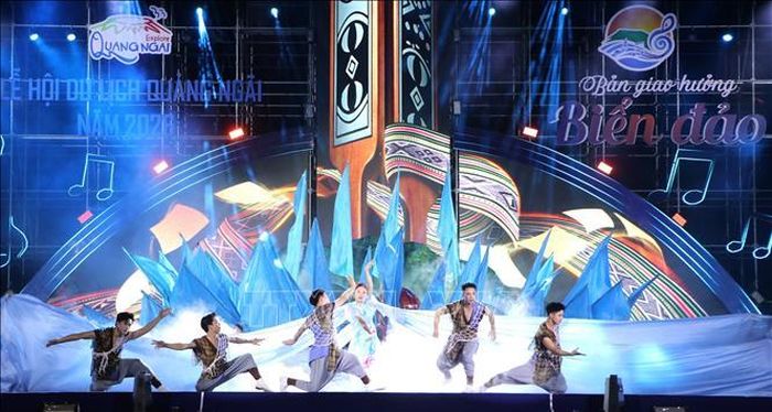Những hùng binh Hoàng Sa năm xưa được tái hiện sống động trên sân khấu.