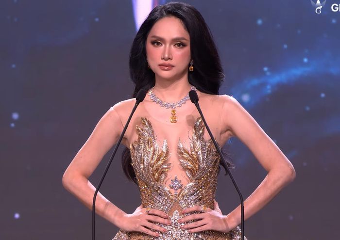 Hương Giang đầy tự tin trong phần thi ứng xử dành cho Top 3. Ảnh màn hình - Grand TV