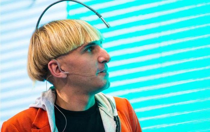 Nghệ sĩ Neil Harbisson đeo một chiếc ăng-ten cho phép anh "nghe" màu sắc thông qua các rung động trong hộp sọ của mình.