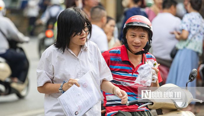 Những cái ôm và lời dặn dò quen thuộc của phụ huynh dành cho con mình.