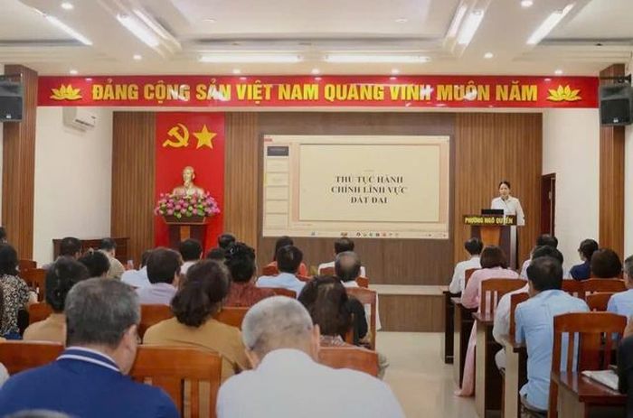 Bà Trần Thị Thùy Liên - Giám đốc Công ty Luật LaHaye, hội viên Hội Luật gia Tp.Hải Phòng trực tiếp truyền đạt chuyên đề tuyên truyền, phổ biến Luật Đất đai năm 2024 tại hội nghị.