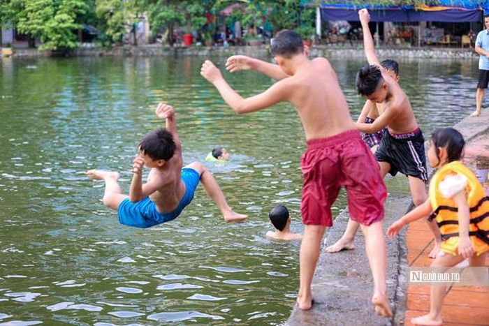 Phụ huynh nên tránh cho trẻ bơi ở những nơi không đảm bảo vệ sinh (Ảnh: Hữu Thắng).