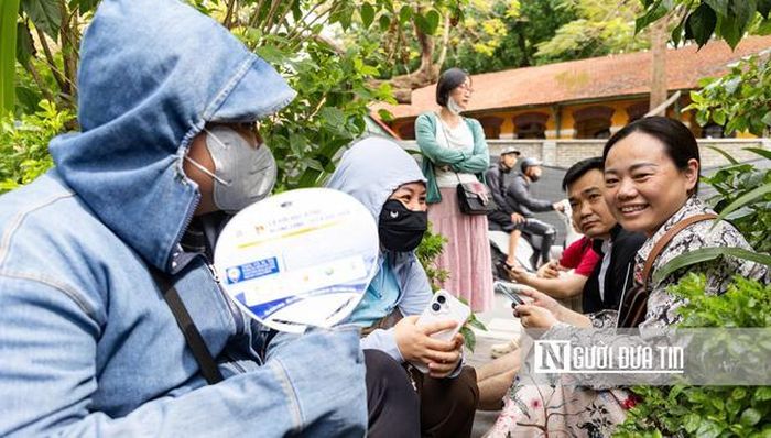 Nhiều phụ huynh tranh thủ thời gian, chờ con thi xong trước cổng trường.