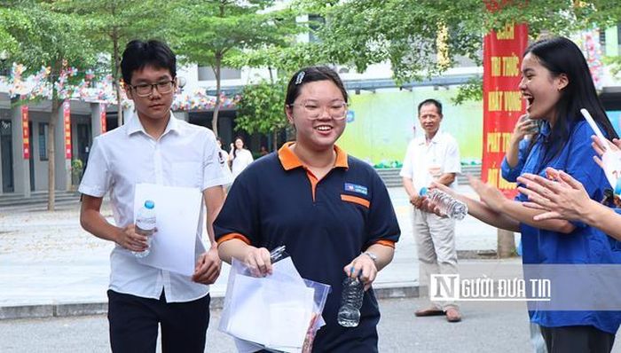 Thí sinh xuất hiện với nụ cười rạng rỡ sau giờ thi môn Ngữ văn.