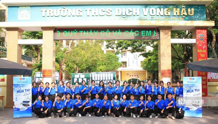Có 30 đến 40 tình nguyện viên tham gia tiếp sức tại điểm thi Trường THCS Dịch Vọng Hậu.