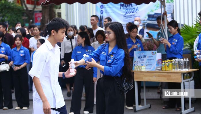 Sắc xanh thanh niên lan tỏa khắp các điểm thi vào lớp 10 tại Hà Nội.