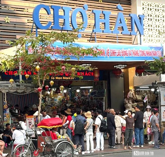Du khách đến Đà Nẵng đông trong dịp khai mạc Lễ hội pháo hoa quốc tế Đà Nẵng 2026, tạo không khí sôi động tại các khu vực trung tâm, ven biển và điểm tham quan của thành phố.