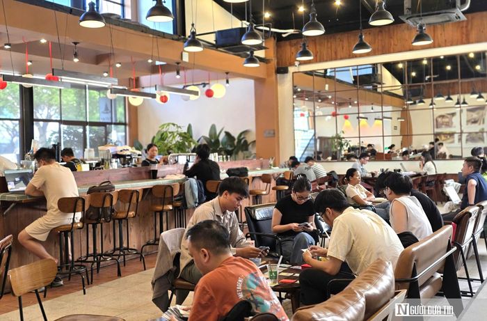 Các hàng quán tại Đà Nẵng đông đúc du khách trước giờ khai mạc Lễ hội pháo hoa quốc tế Đà Nẵng 2026. Nhiều cơ sở kinh doanh được nhắc nhở niêm yết giá, bán đúng giá để bảo đảm môi trường du lịch văn minh, thân thiện.