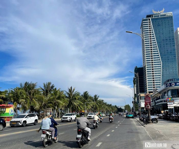 Theo ghi nhận, các tuyến đường trung tâm và ven biển Đà Nẵng đông đúc du khách trong dịp khai mạc Lễ hội pháo hoa quốc tế Đà Nẵng 2026.