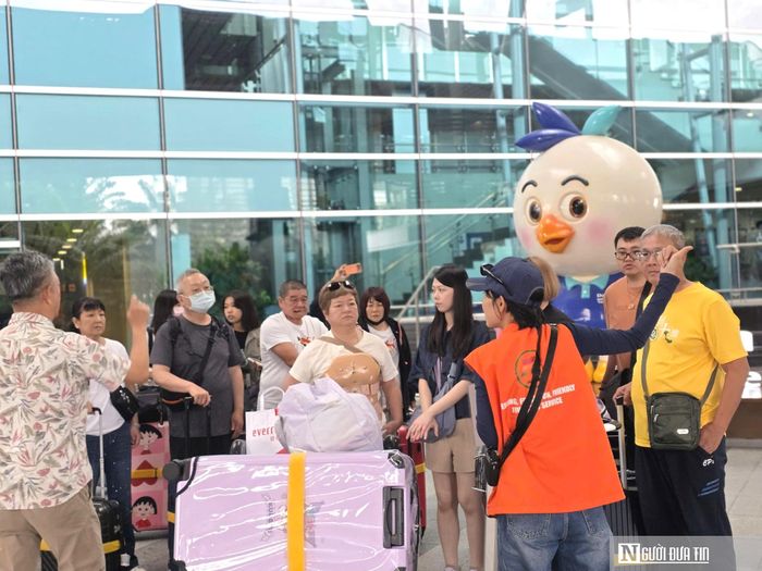 Sân bay quốc tế Đà Nẵng đón lượng khách tăng trong dịp khai mạc Lễ hội pháo hoa quốc tế Đà Nẵng 2026, góp phần tạo không khí sôi động cho mùa du lịch hè của thành phố.