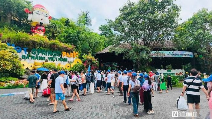 Du khách tại khu Khu suối khoáng nóng Núi Thần Tài ngày 30/5 đông hơn thường ngày.