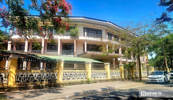 Khu nhà đất số 10, Phan Bội Châu trước đây là trụ sở Sở GTVT Thừa Thiên-Huế (cũ).