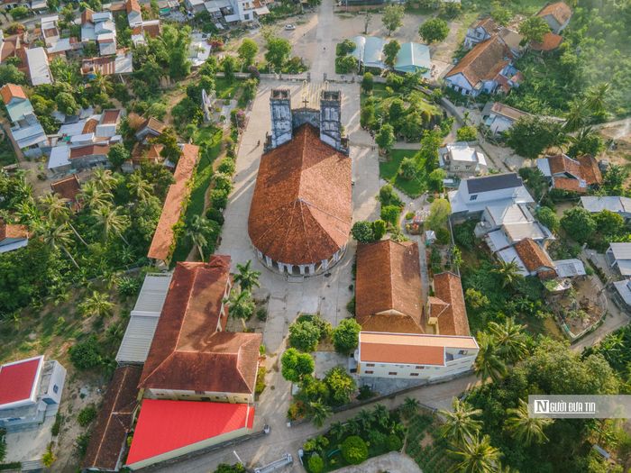 Công trình này được xây dựng trên khuôn viên rộng hơn 5.000 m2 theo phong cách kiến trúc Gothic độc đáo, đậm chất châu Âu.