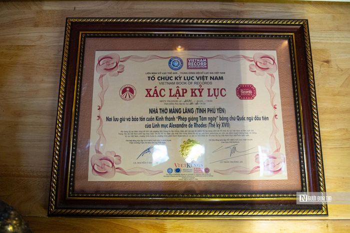 Không chỉ là công trình tôn giáo, nhà thờ Mằng Lăng còn được xem là "bảo tàng sống" của lịch sử chữ Quốc ngữ. Nơi đây đã xác lập kỷ lục là nơi lưu giữ và bảo tồn cuốn kinh thánh "Phép giảng Tám ngày" bằng chữ Quốc ngữ đầu tiên của linh mục Alexandre de Rhodes cho in tại Roma (Ý) năm 1651.