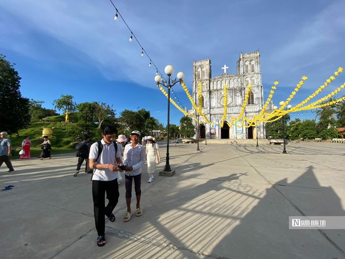 Cuốn sách "Phép giảng Tám ngày" được lưu giữ tại nhà thờ Mằng Lăng càng làm tăng thêm giá trị lịch sử và văn hóa của công trình này. Nhà thờ Mằng Lăng giờ đây không chỉ đơn thuần là thánh đường mà còn là không gian lưu giữ ký ức chữ viết, một điểm nhấn văn hóa đặc biệt.