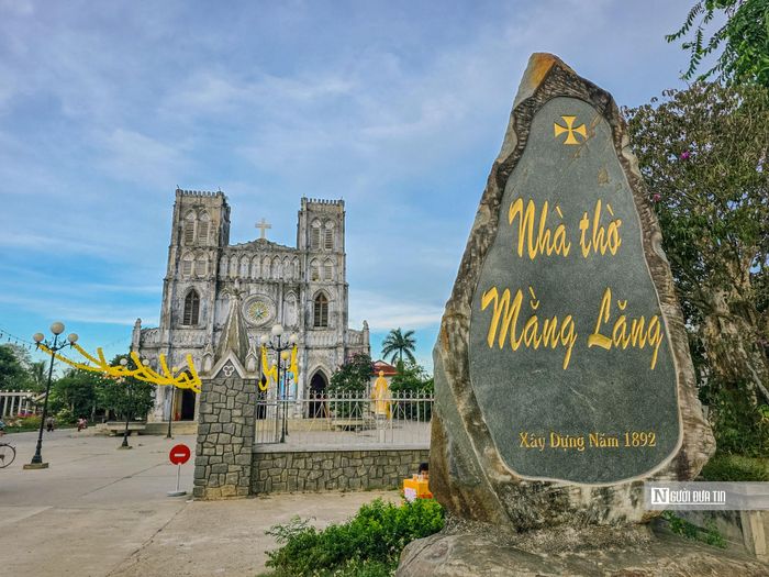 Với tuổi đời hơn 130 năm, nhà thờ Mằng Lăng được xếp vào top những nhà thờ lâu đời nhất tại Việt Nam nói chung và Đắk Lắk nói riêng; như một chứng nhân chứng kiến bao biến động lịch sử, thiên tai, chiến tranh của vùng đất này.