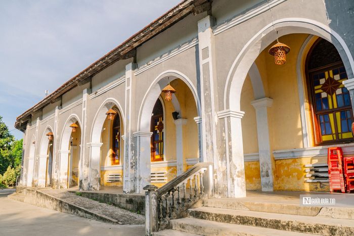 Nét đặc trưng của kiến trúc Gothic là những vòm cung nhọn và nhiều cửa sổ. Thời gian đã phủ lên nhà thờ lớp rêu phong càng làm tăng sự cổ kính.