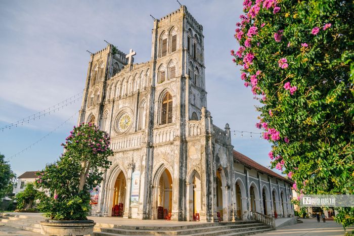 Theo người dân địa phương, vùng đất này trước đây là rừng bằng lăng trắng, tiếng địa phương gọi là mằng lăng. Đến năm 1982, linh mục người Pháp Joseph de La Cassagne đã cho khởi công xây dựng nhà thờ. Người dân đã tận dụng rừng cây để xây, sau đó đặt tên cho công trình này là Mằng Lăng.