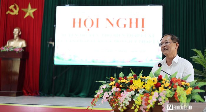 Ông Trần Thế Cẩm, Phó Chủ tịch Thường trực Hội Luật gia thành phố Đà Nẵng, phổ biến các nội dung trọng tâm của Luật Hòa giải ở cơ sở.