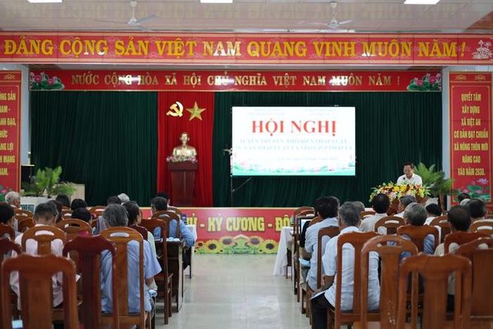 Cán bộ, công chức, hòa giải viên cơ sở và người dân tham dự hội nghị tuyên truyền pháp luật tại xã Phước Trà.