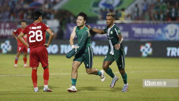 Sau gần 4 năm chờ đợi, Lương Xuân Trường cuối cùng cũng tìm lại niềm vui ghi bàn. Pha lập công vào lưới Long An góp phần đưa Trường Tươi Đồng Nai lên ngôi vô địch và giành vé thăng hạng V.League.
