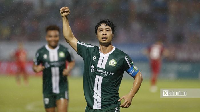 Bàn thắng, kiến tạo và chiếc cúp vô địch – Nguyễn Công Phượng có một đêm trọn vẹn trong màu áo Trường Tươi Đồng Nai trước hàng nghìn cổ động viên cuồng nhiệt trên khán đài.